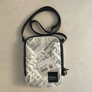 Lululemon Crossbody Manifesto Print - Black & White
